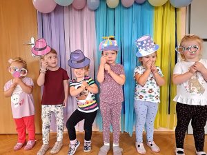 Miniaturka artykułu Elfiki świętują dzień przedszkolaka.