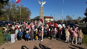 Miniaturka artykułu Patriotyczny spacer z flagami ♥️🤍