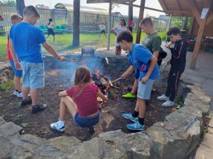 Miniaturka artykułu Impreza integracyjna przy grillu klas 4a i 4b