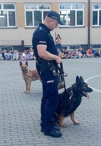 Miniaturka artykułu Spotkanie uczniów klas I–III z funkcjonariuszami Komendy Powiatowej Policji w Mielcu i ich psami służbowymi