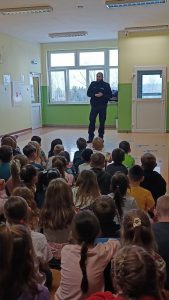 Miniaturka artykułu Policjant w naszej szkole – prelekcja „Bezpieczne Ferie”