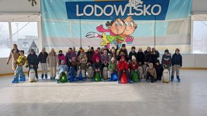 Miniaturka artykułu Wyjazd klas czwartych na lodowisko w Mielcu