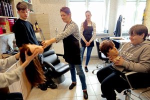 Miniaturka artykułu Ósmoklasiści z wizytą w salonie fryzjerskim